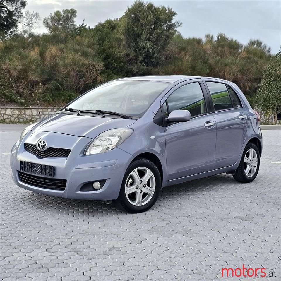 2011' Toyota Yaris photo #1