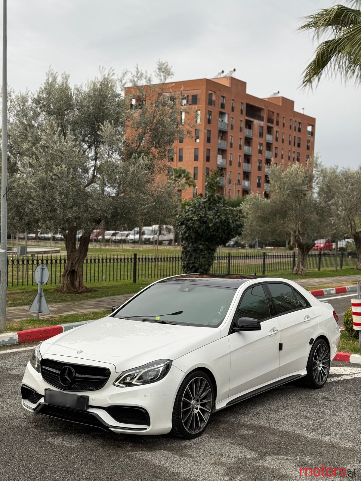 2015' Mercedes-Benz E 220 photo #1