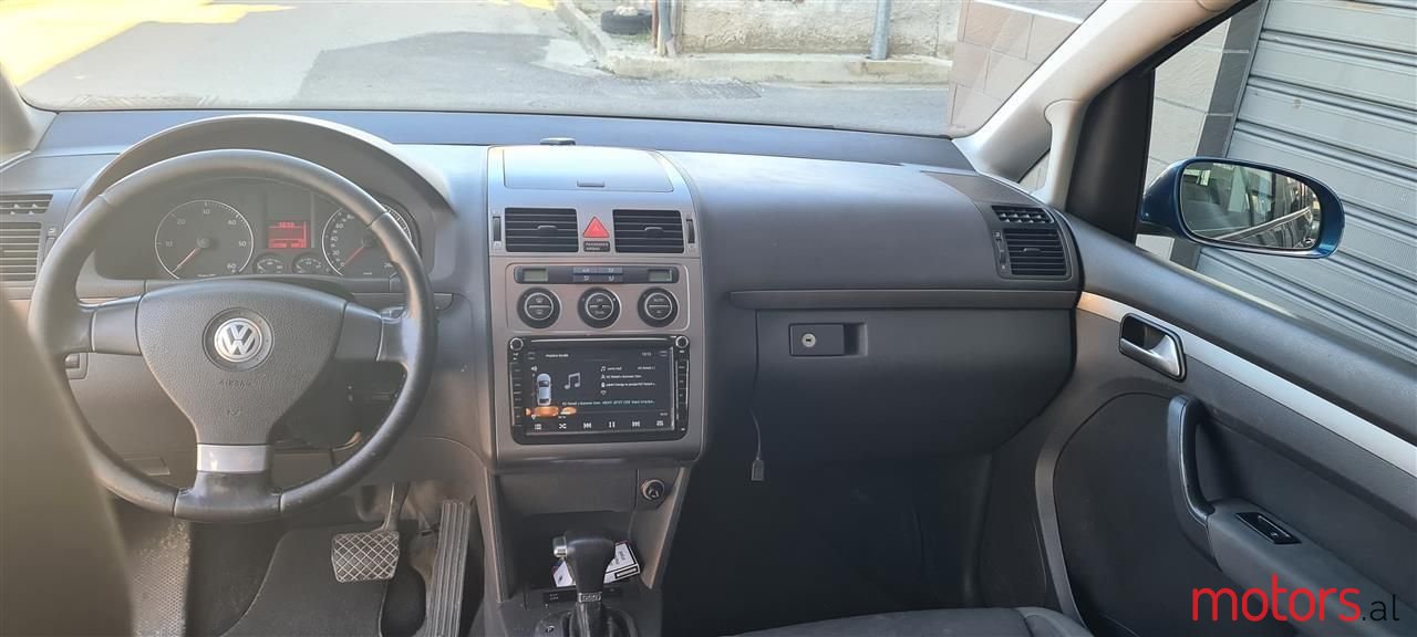 2007' Volkswagen Touran photo #3