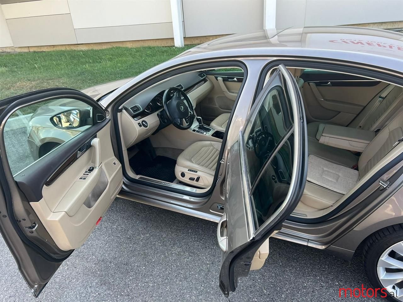 2011' Volkswagen Passat photo #5