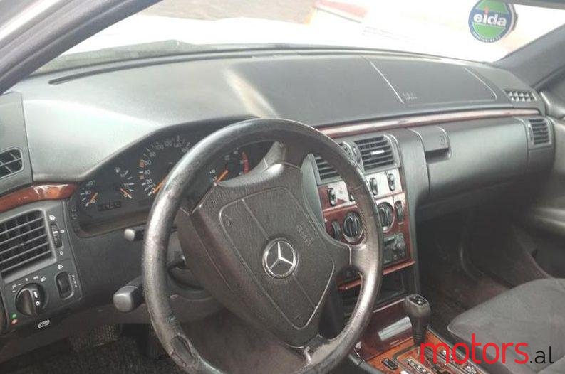 2000' Mercedes-Benz 220 photo #2