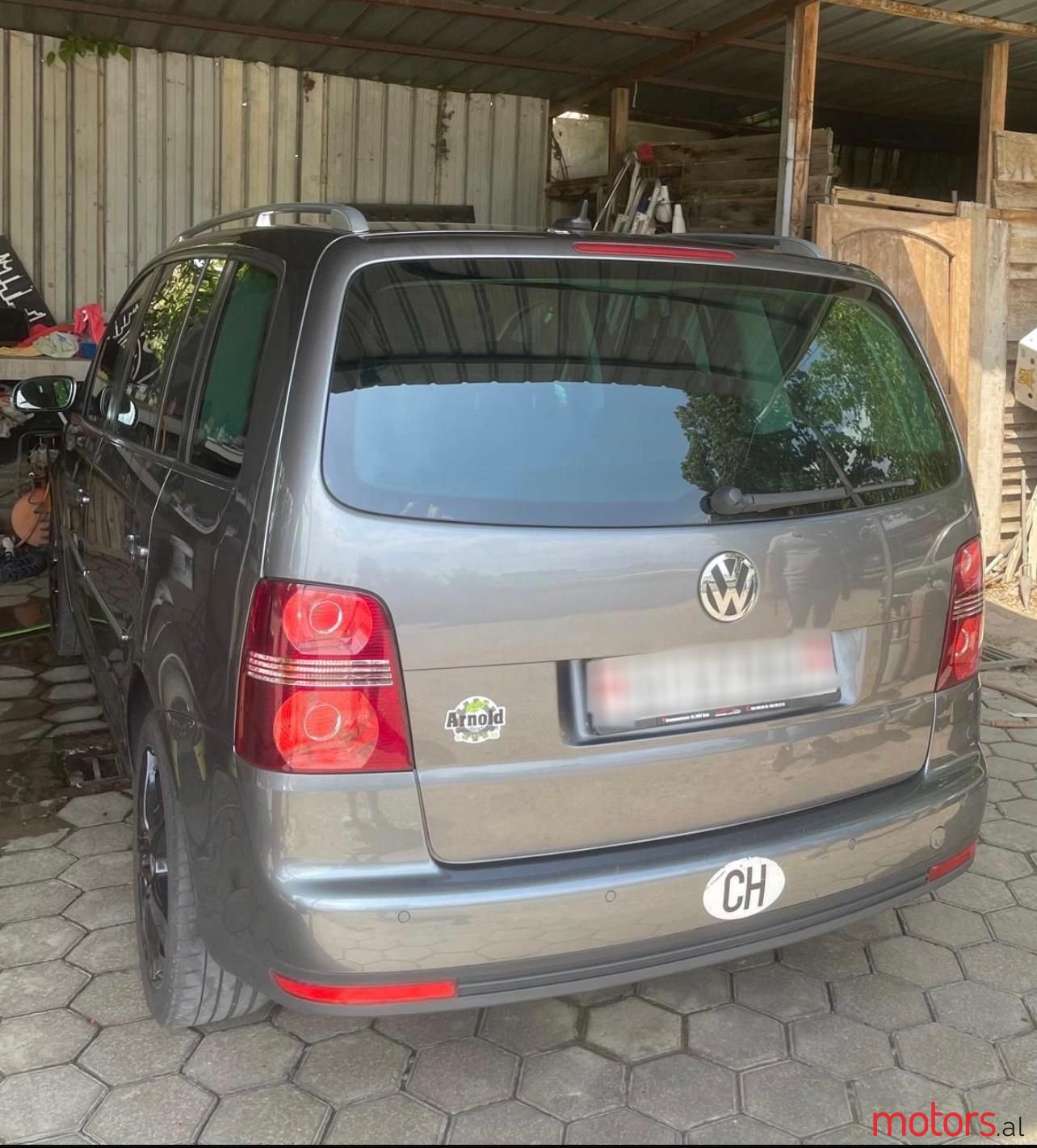 2008' Volkswagen Touran photo #3
