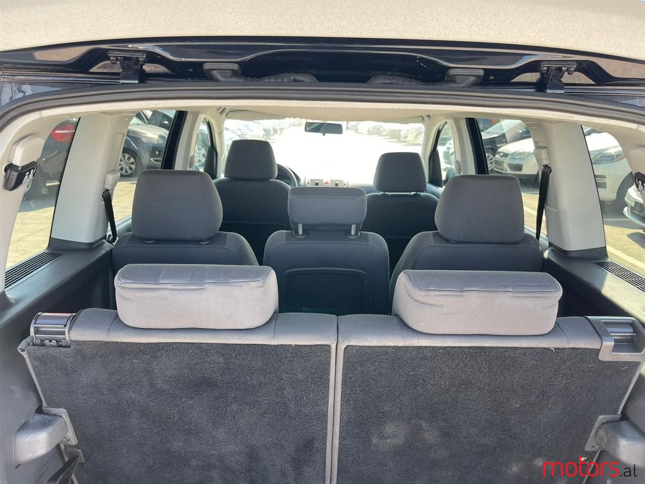 2007' Volkswagen Touran photo #3