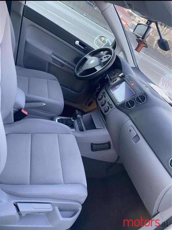 2005' Volkswagen Golf photo #2