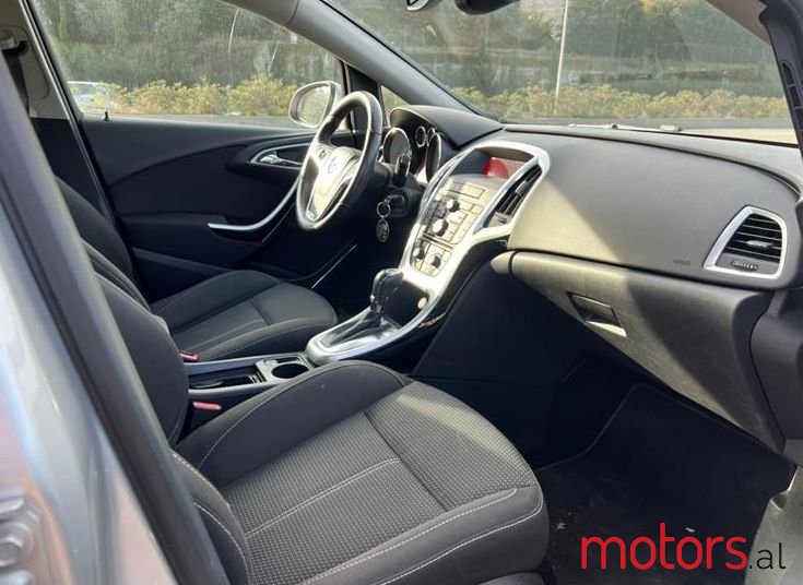 2012' Opel Astra photo #5