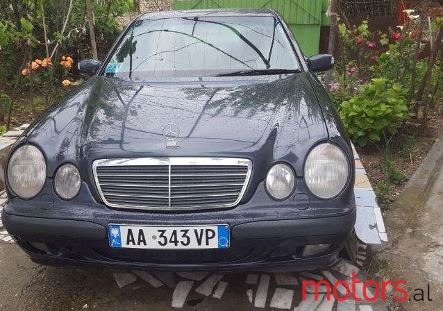 2002' Mercedes-Benz C-Class photo #1