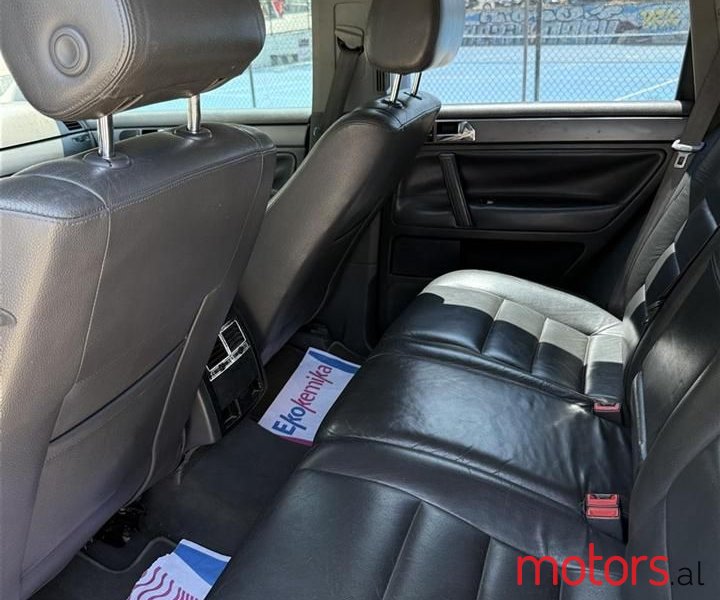 2005' Volkswagen Touareg photo #3