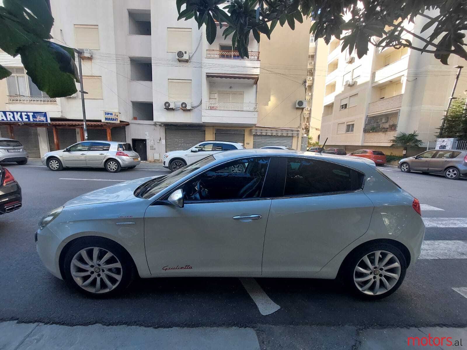 2011' Alfa Romeo Giulietta photo #2