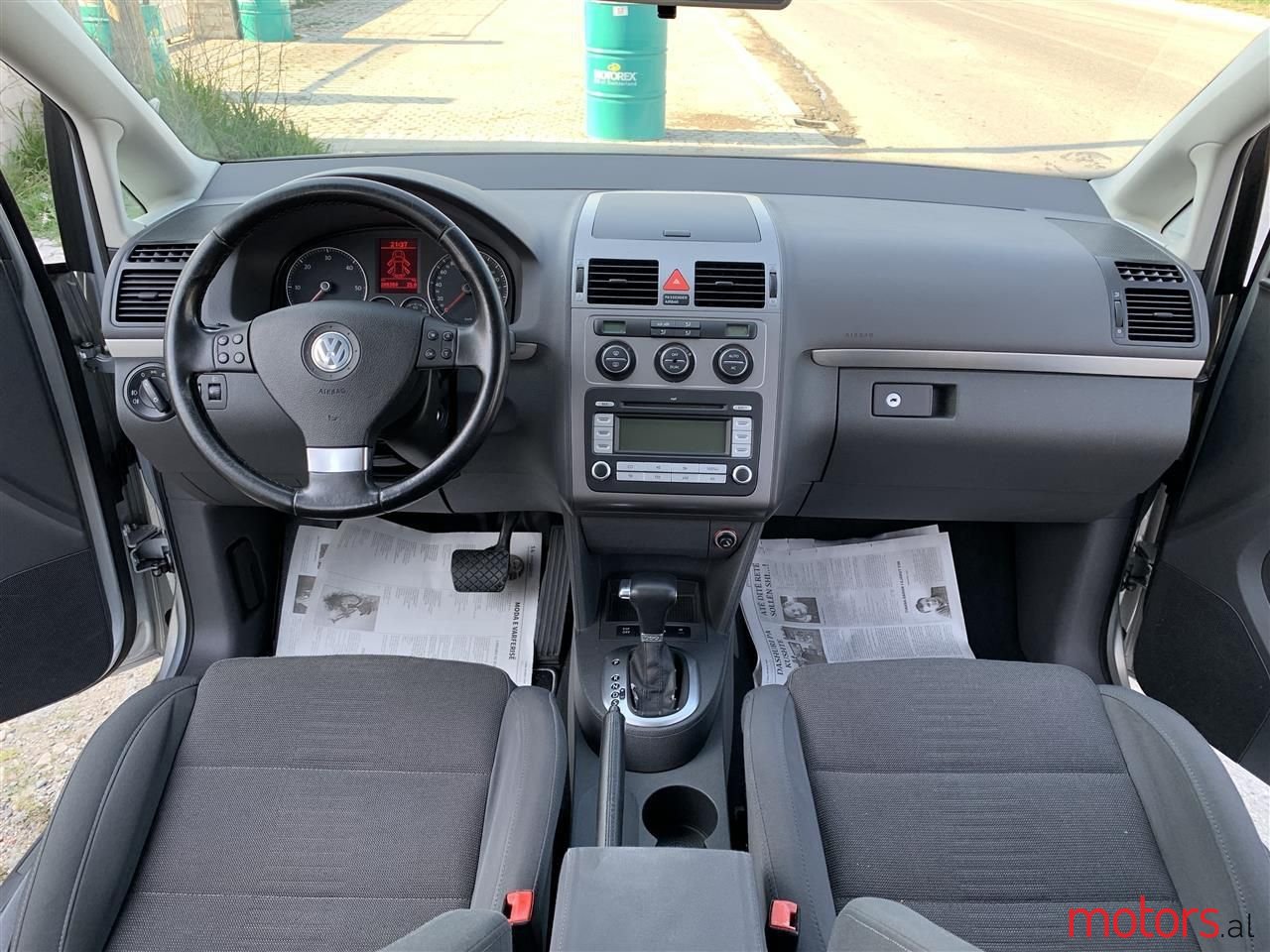 2008' Volkswagen Touran photo #2