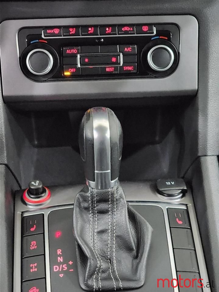 2015' Volkswagen Amarok photo #2