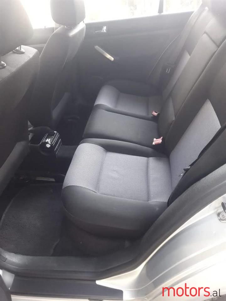 2003' Volkswagen Golf photo #5