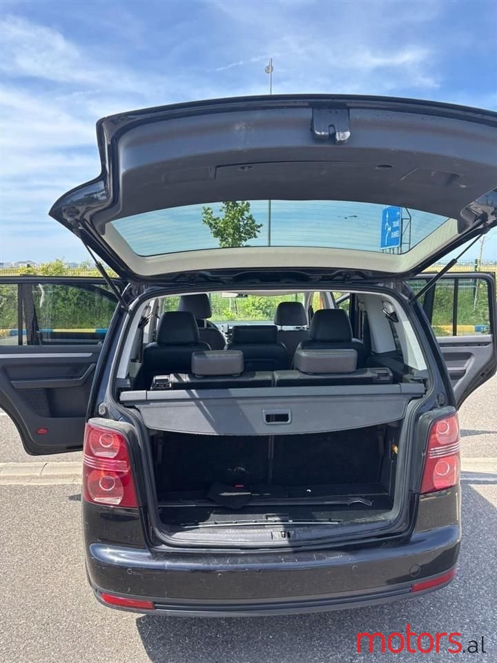 2010' Volkswagen Touran photo #6