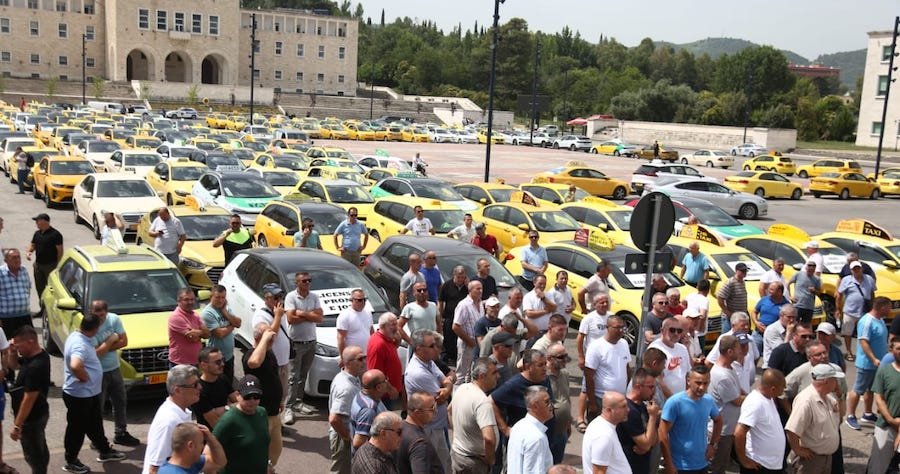 Taksistët e Tiranës dalin në protestë, kërkojnë ulje të çmimit të karburantit dhe respektim të tarifave në shërbim