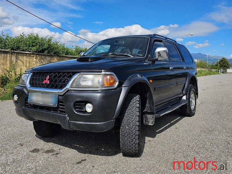 2004' Mitsubishi Pajero photo #2