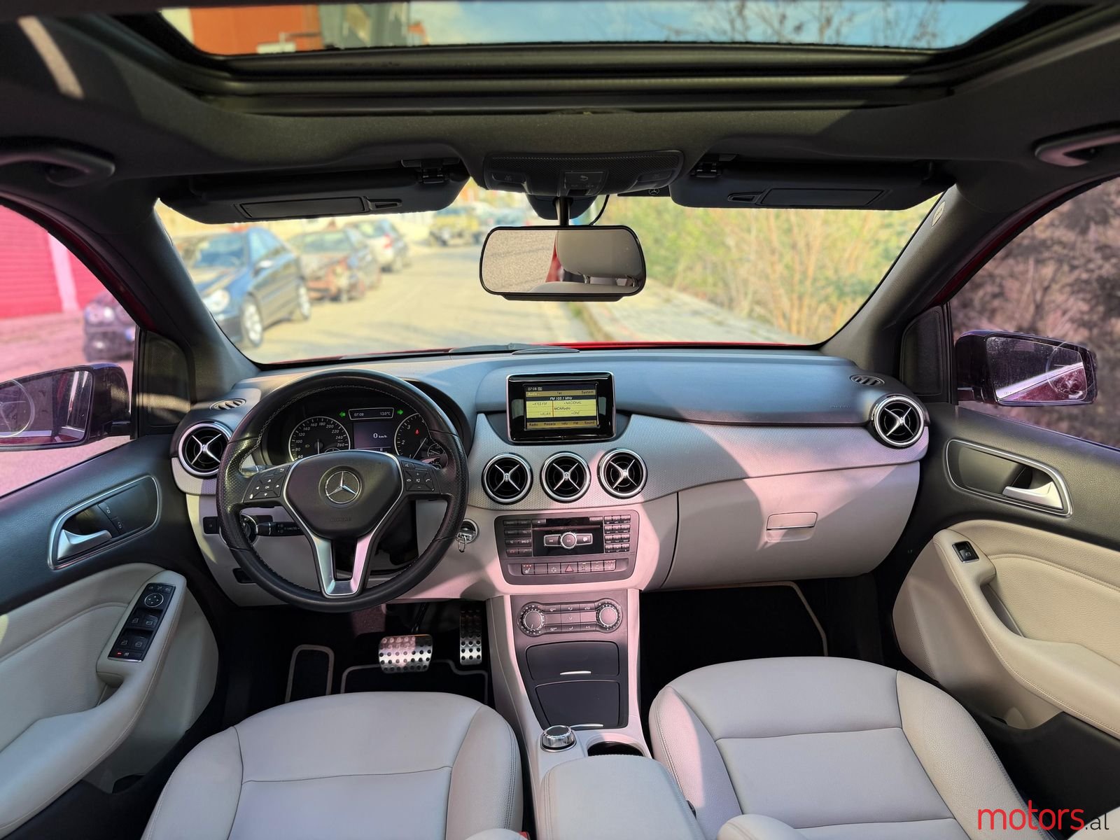 2012' Mercedes-Benz B 200 photo #2