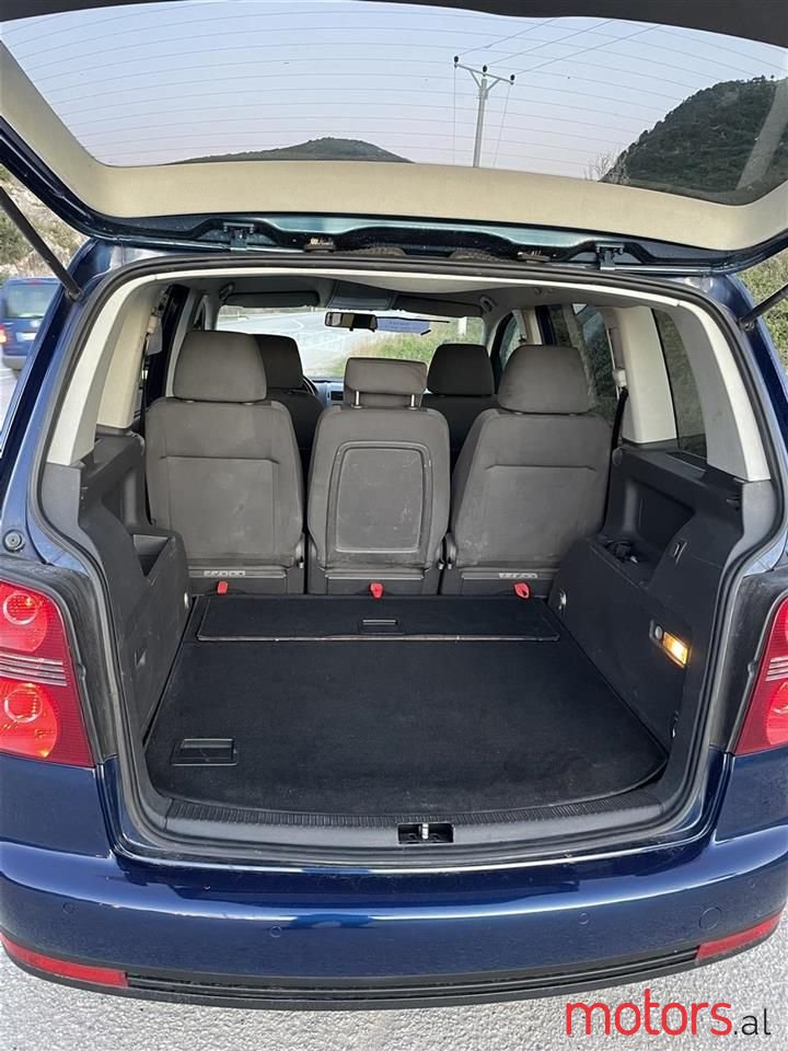 2008' Volkswagen Touran photo #2