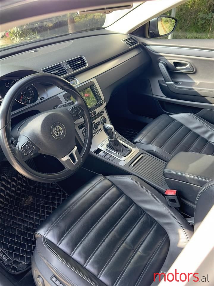 2015' Volkswagen Passat photo #2