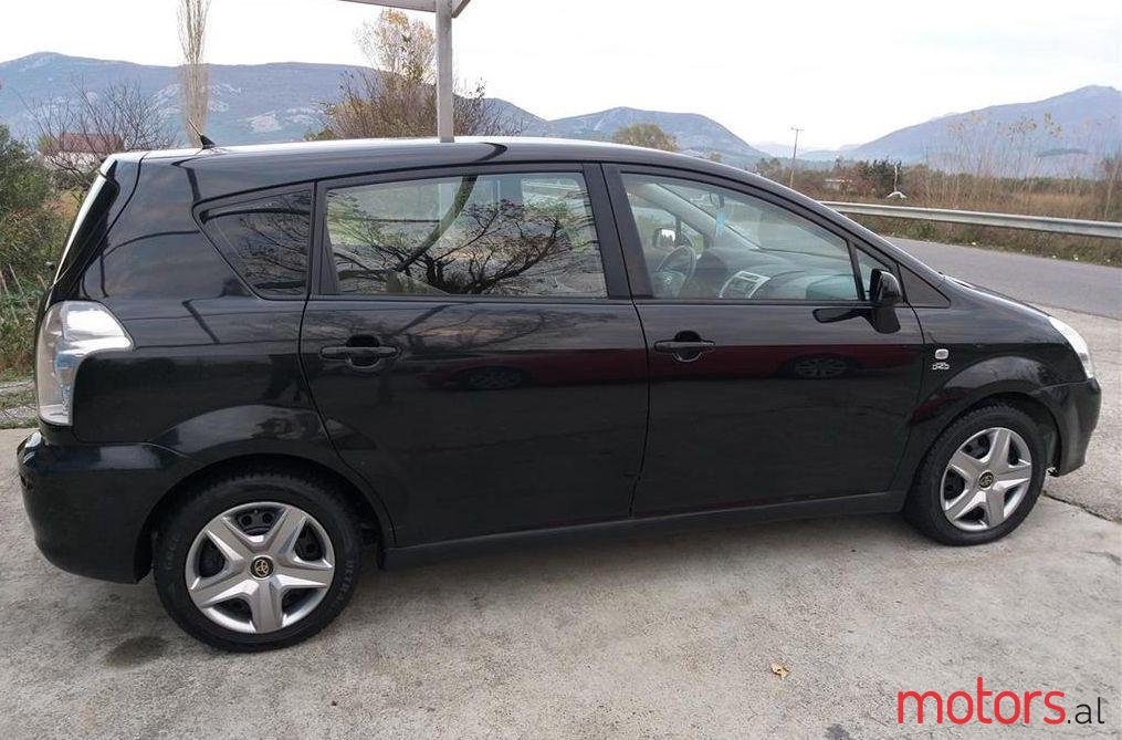 2004' Toyota Corolla Verso photo #1