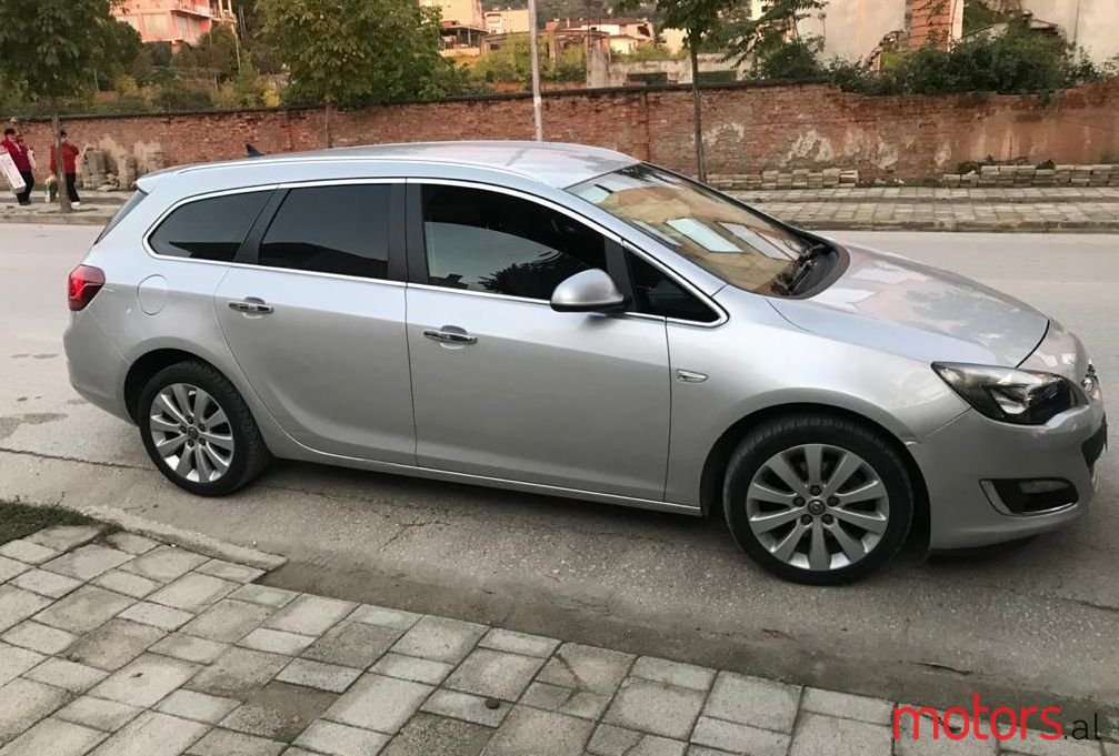 2013' Opel Astra photo #1