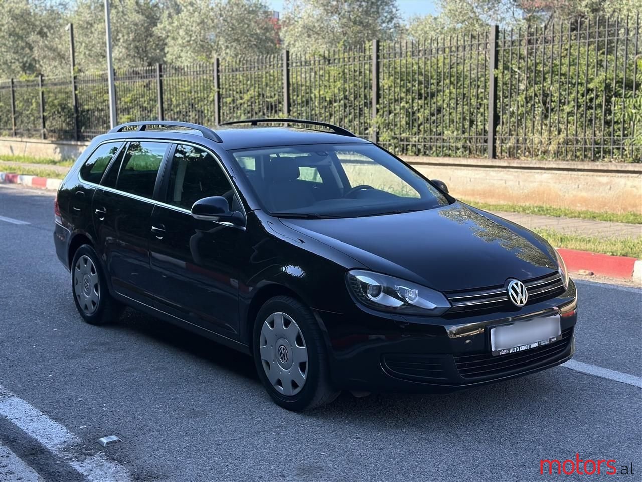 2011' Volkswagen Golf photo #1