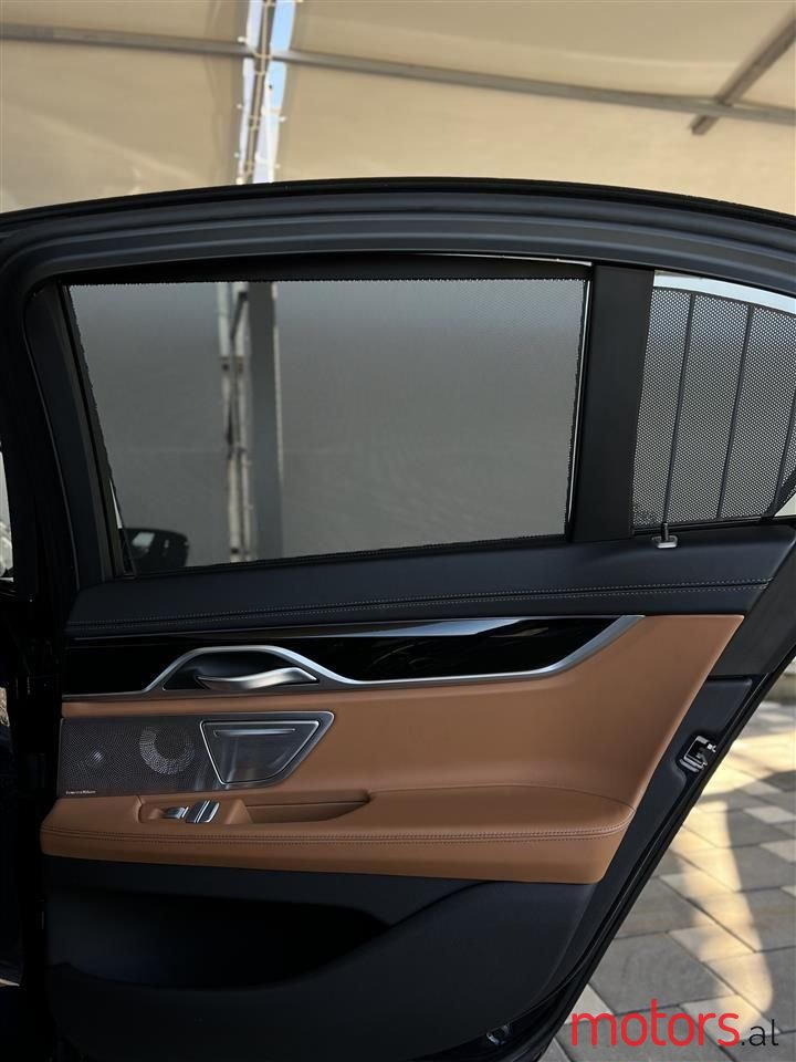 2020' BMW 750 photo #3