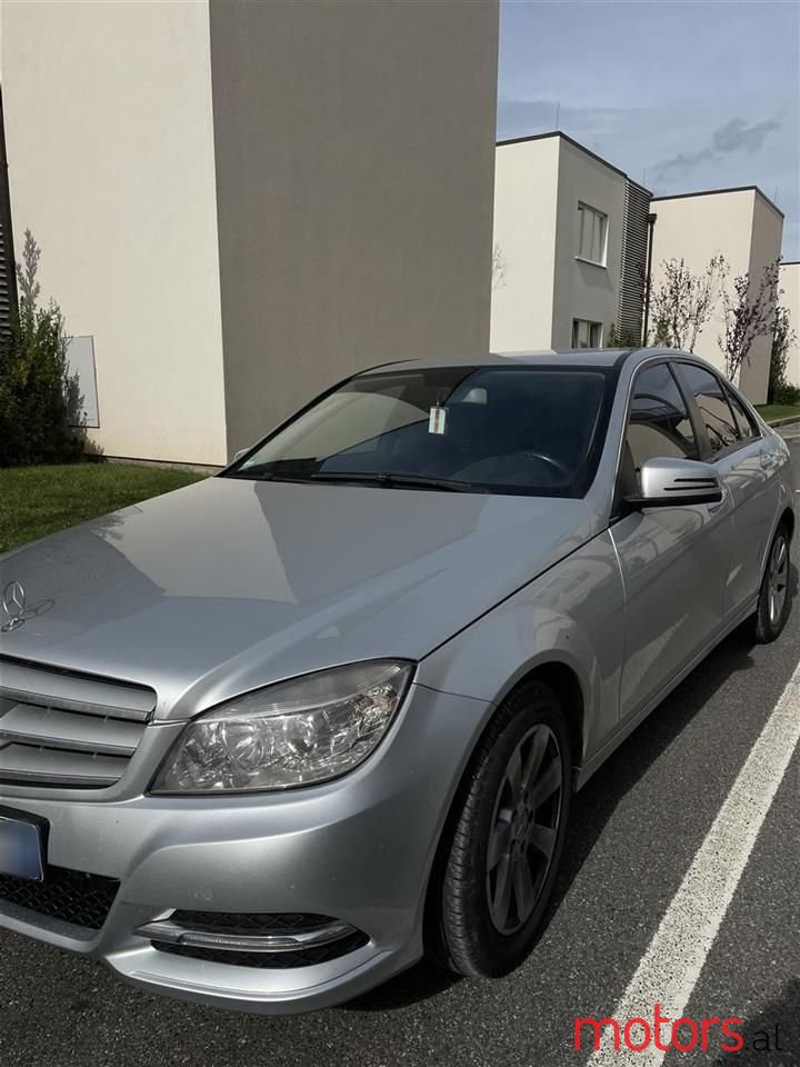 2008' Mercedes-Benz 220 photo #1