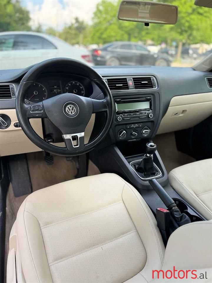 2011' Volkswagen Jetta photo #3