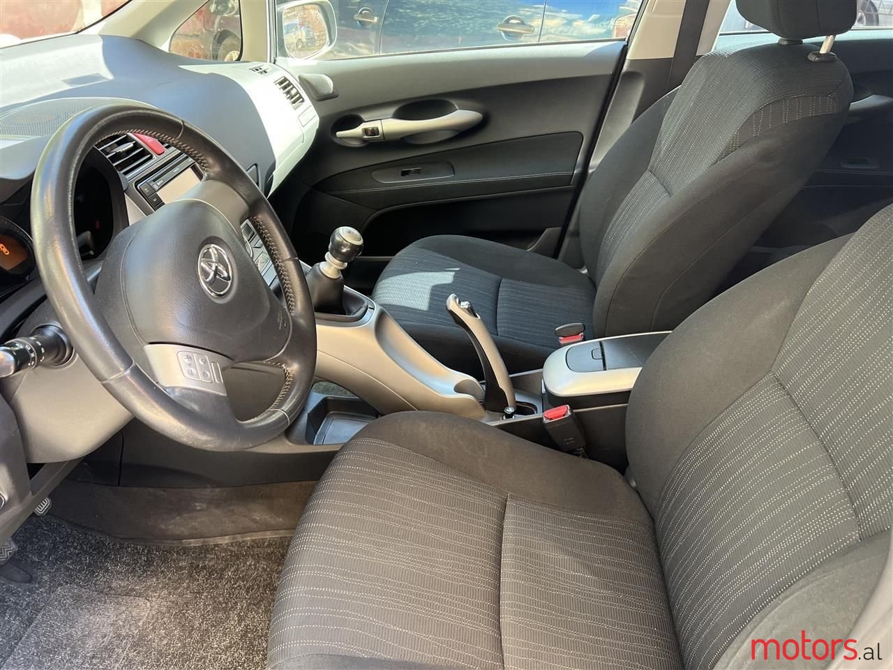 2009' Toyota Auris photo #4