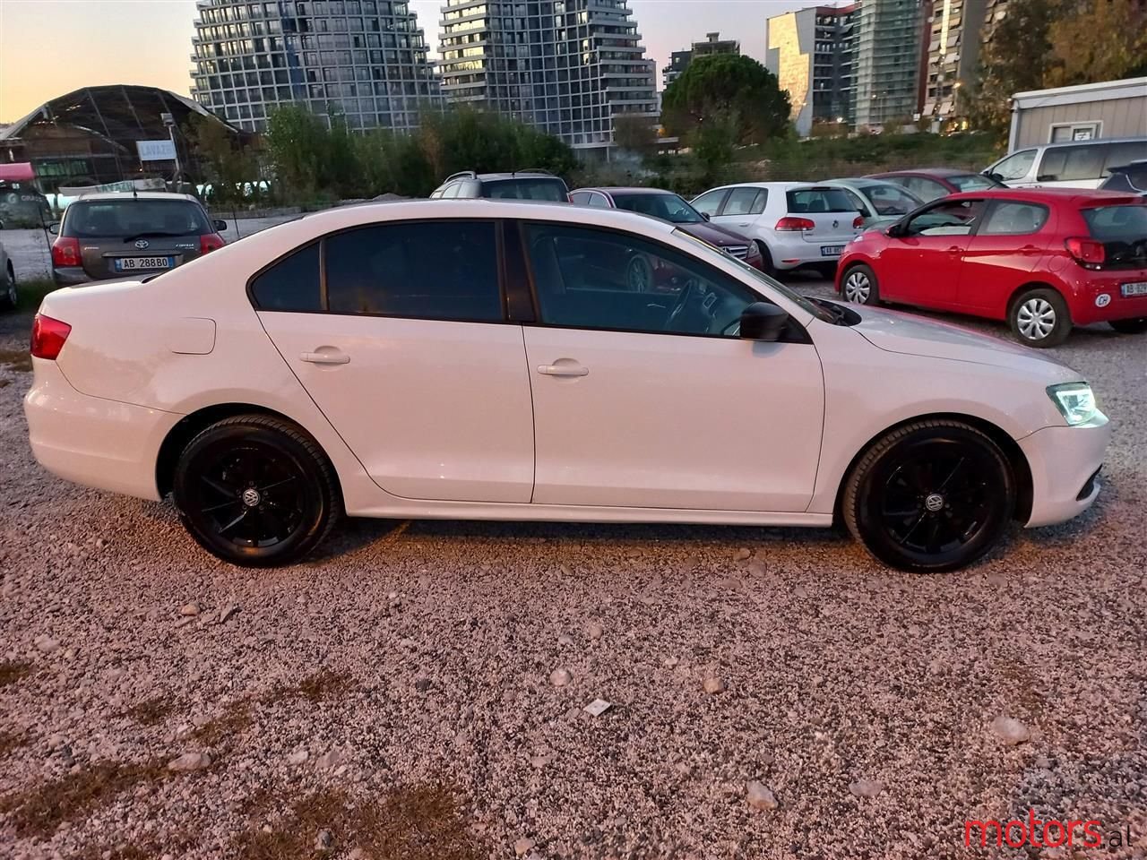2011' Volkswagen Jetta photo #2