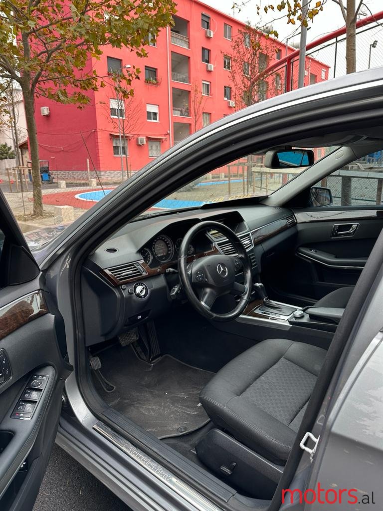 2011' Mercedes-Benz E 220 photo #5