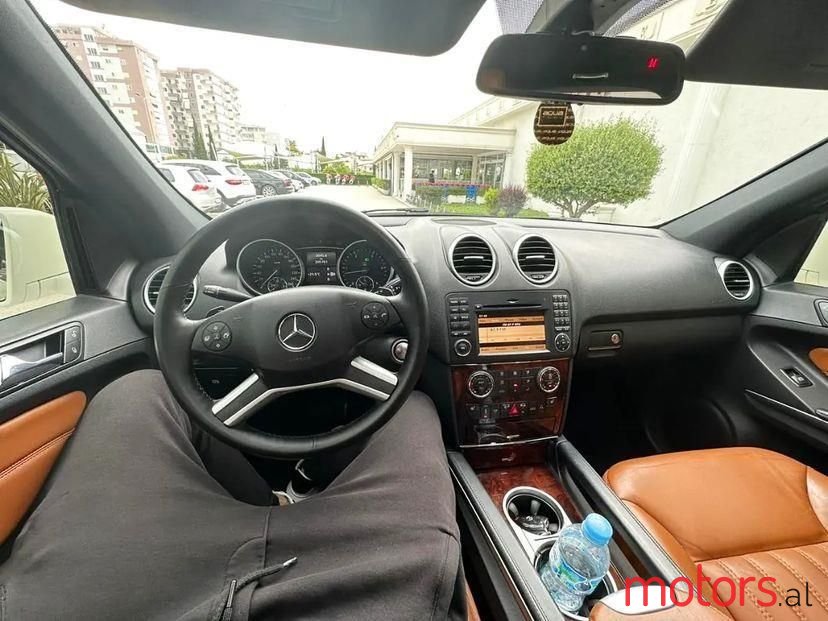 2011' Mercedes-Benz 350 photo #6