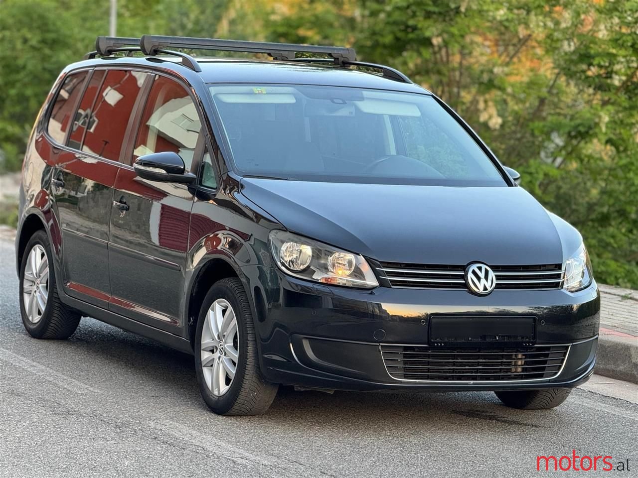 2011' Volkswagen Touran photo #2