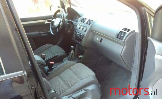 2004' Volkswagen Touran photo #2