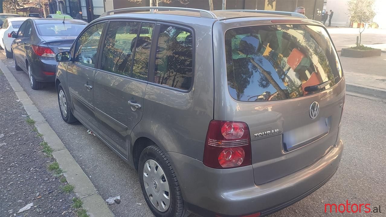 2007' Volkswagen Touran photo #3