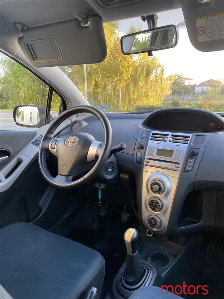 2008' Toyota Yaris photo #3