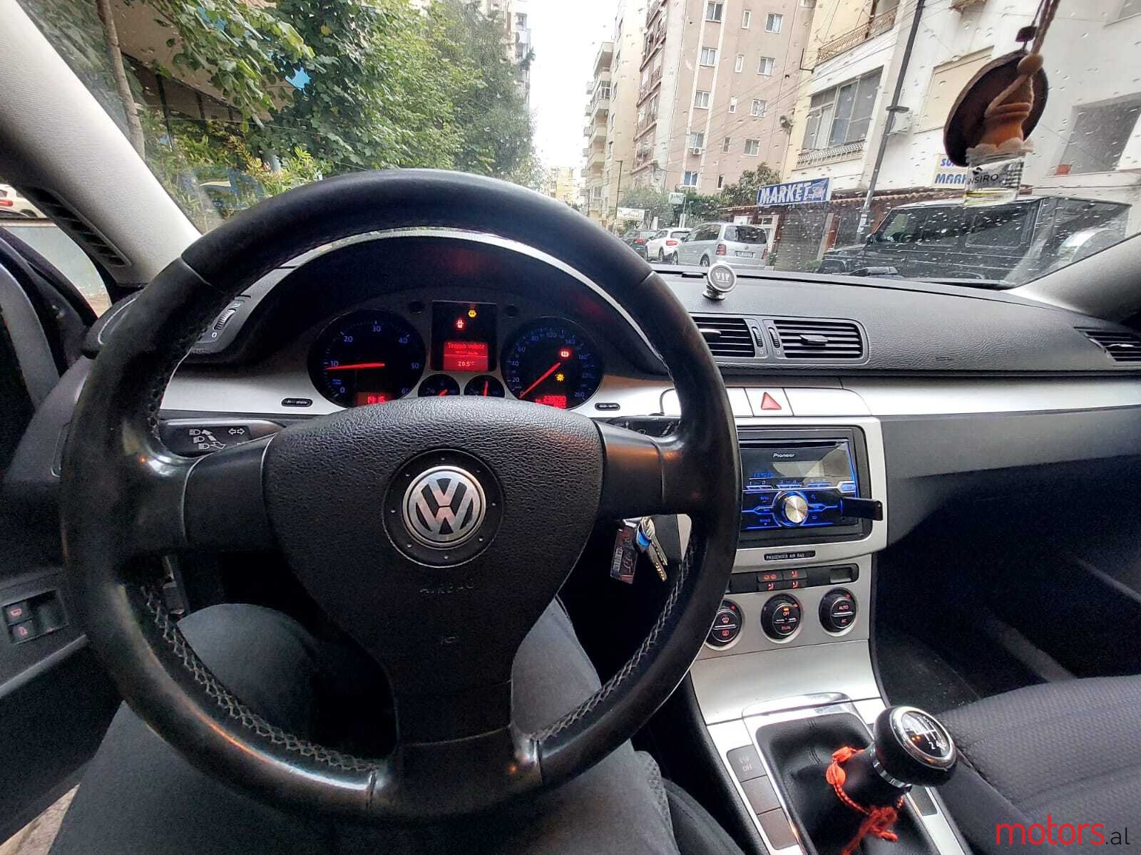 2008' Volkswagen Passat photo #5