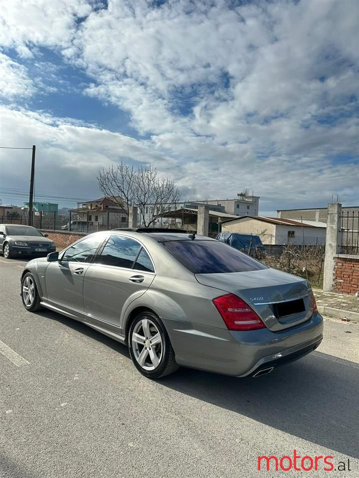 2011' Mercedes-Benz S 400 photo #4