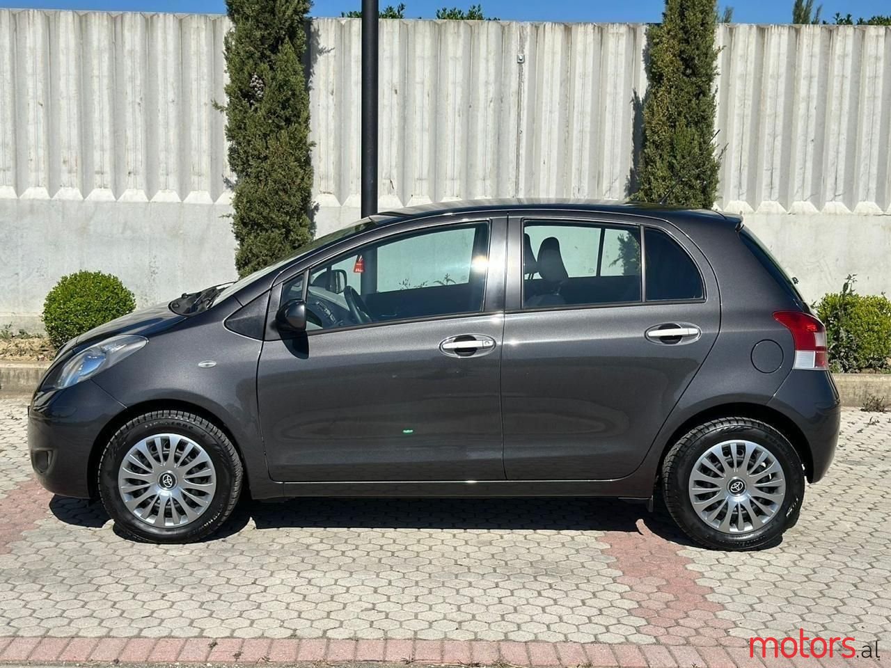 2011' Toyota Yaris photo #3