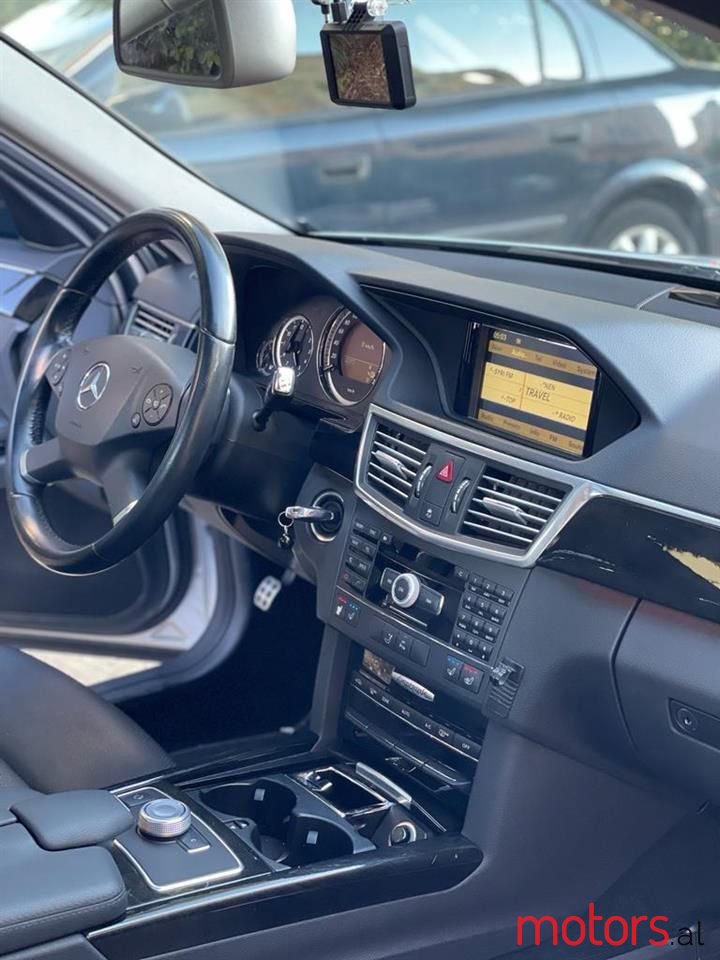 2010' Mercedes-Benz E 300 photo #2