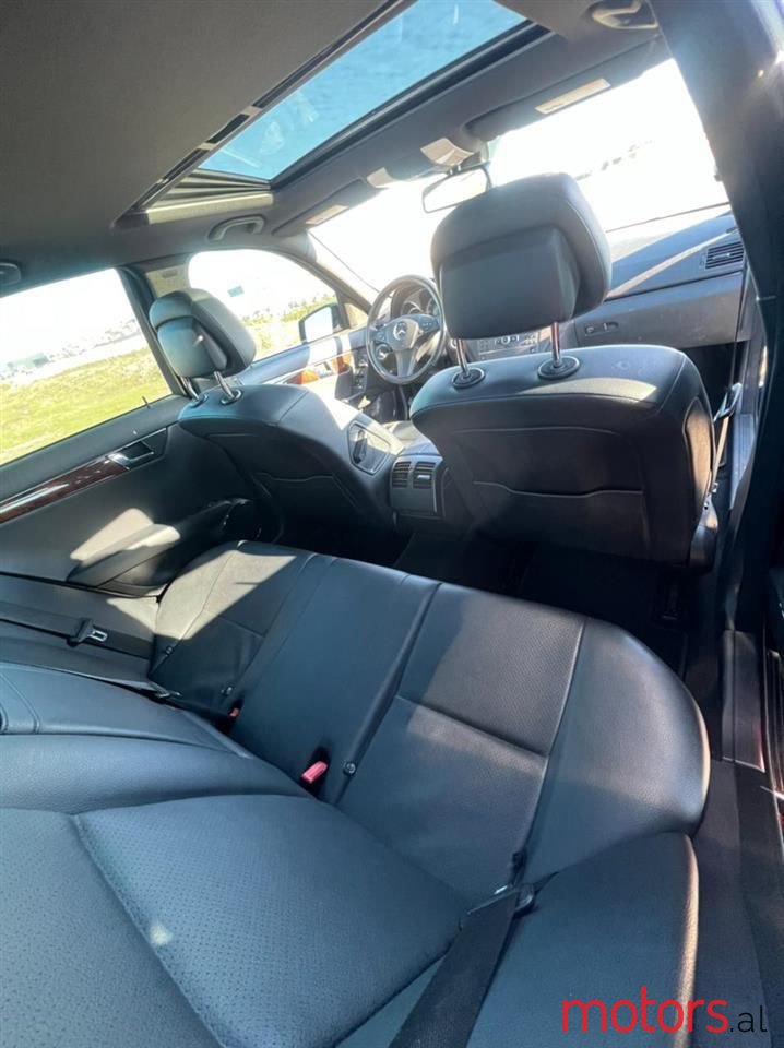 2011' Mercedes-Benz 300 photo #4