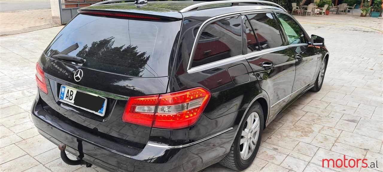 2011' Mercedes-Benz E 200 photo #6