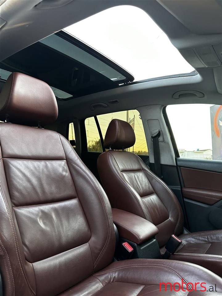 2010' Volkswagen Tiguan photo #6