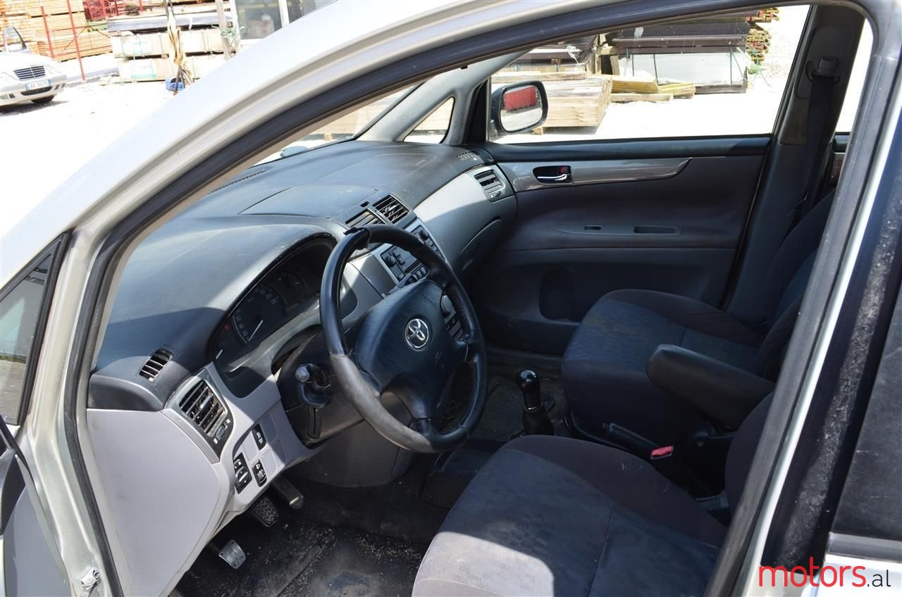 2003' Toyota Avensis Verso photo #4