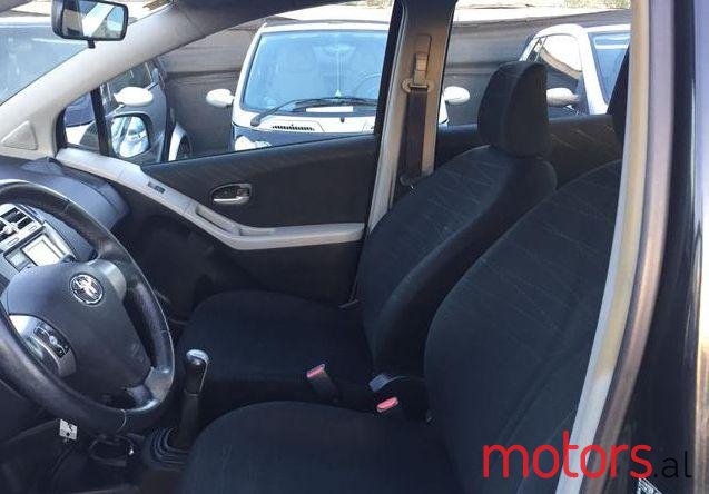 2008' Toyota Yaris photo #3