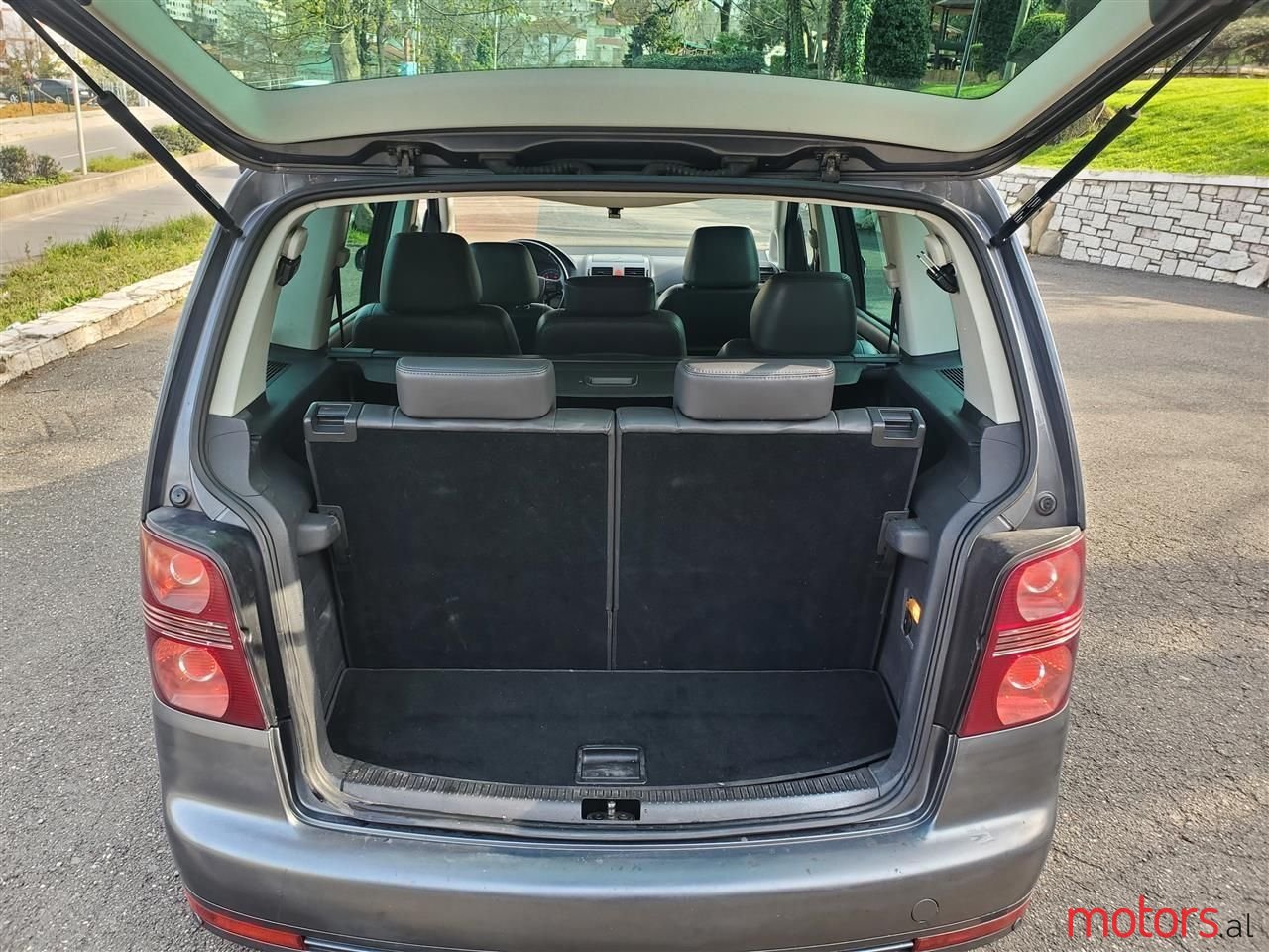 2008' Volkswagen Touran photo #5