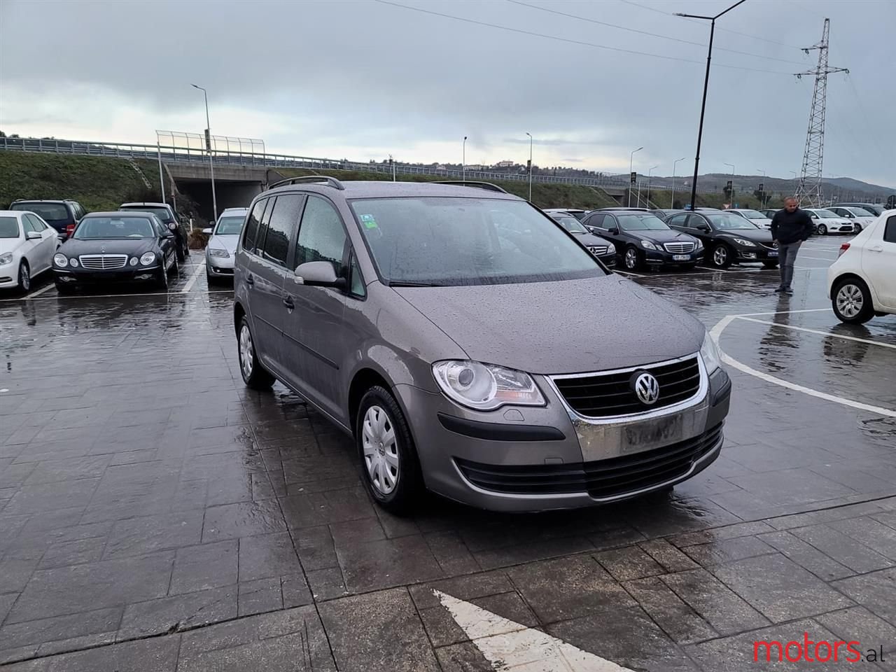 2009' Volkswagen Touran photo #1