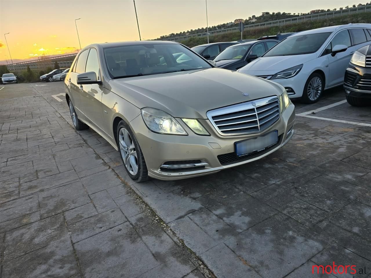 2010' Mercedes-Benz E 220 photo #1