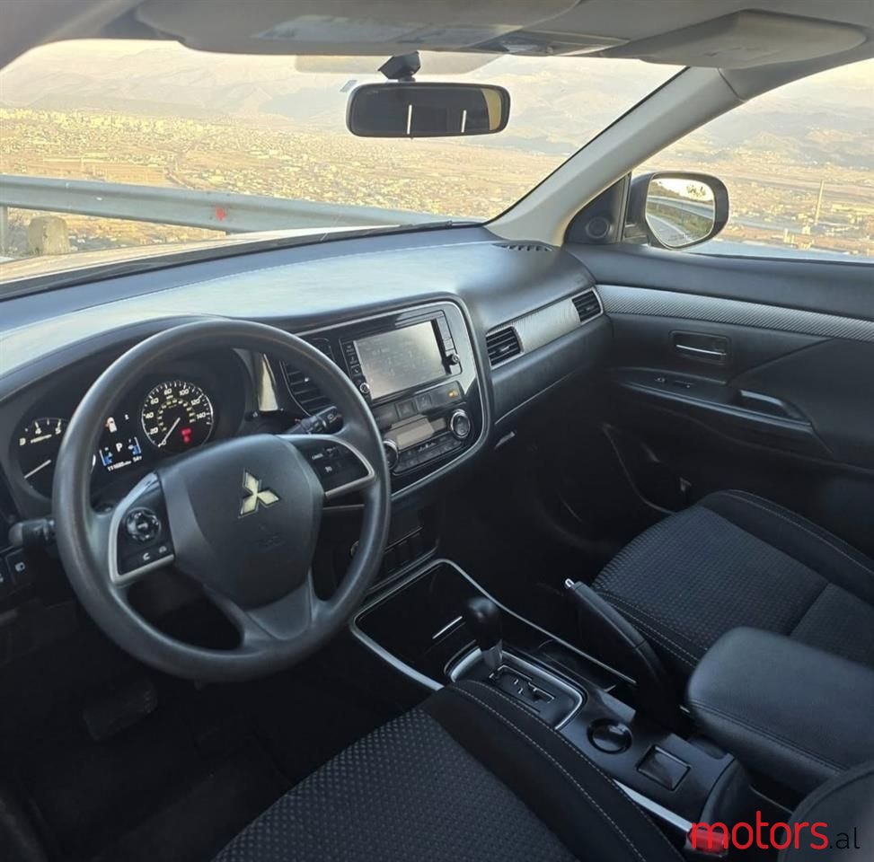 2018' Mitsubishi Outlander photo #6