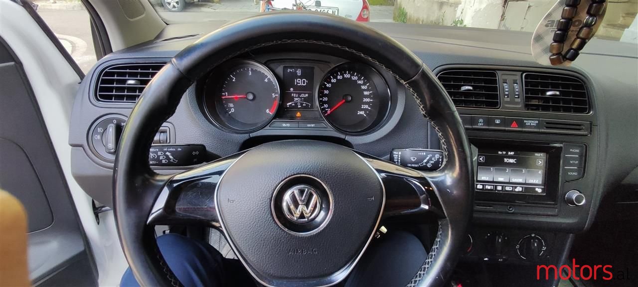 2015' Volkswagen Polo photo #3