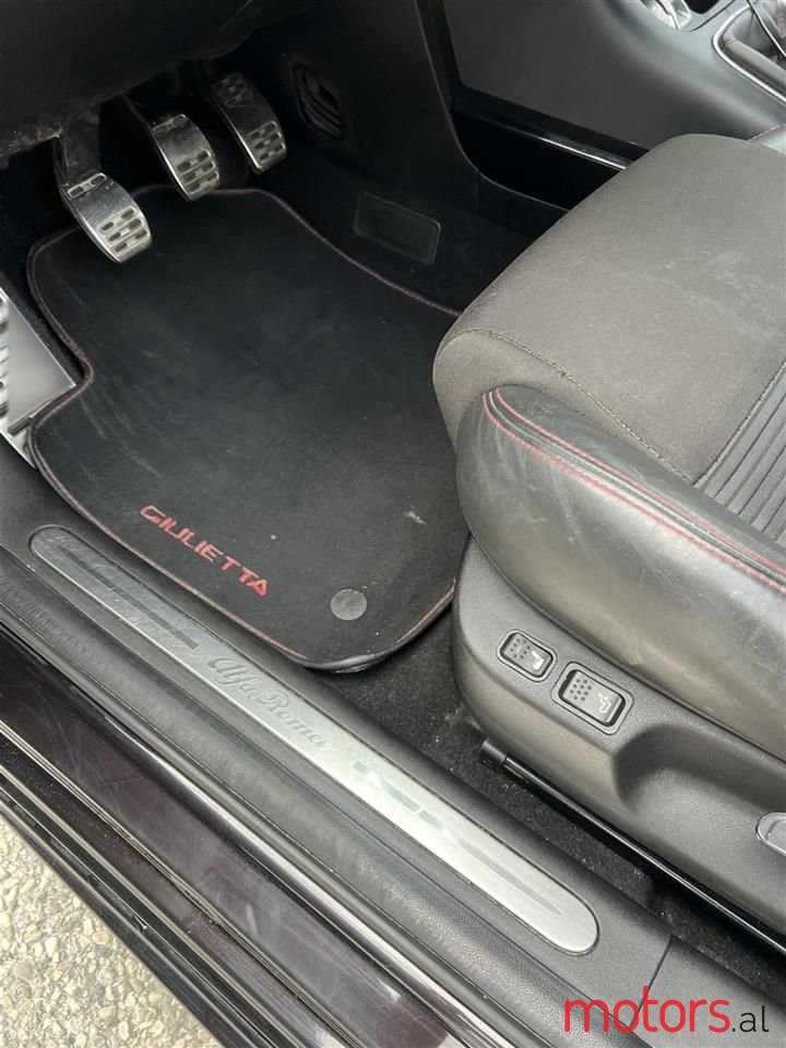 2012' Alfa Romeo Giulietta photo #4